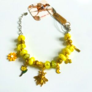 Charm bracelet in yellow with bumble bee